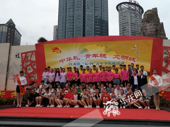 重慶市藝才技工學(xué)校在觀音橋演繹古禮 獲千名群眾圍觀點贊